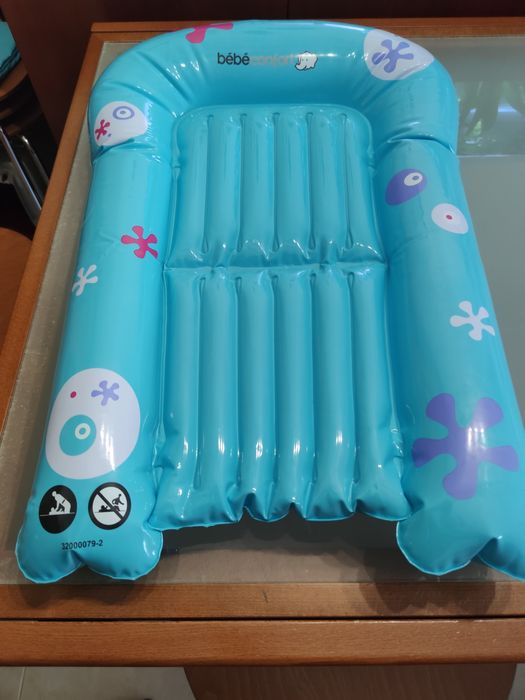 Banheira insuflável + muda fraldas insuflável