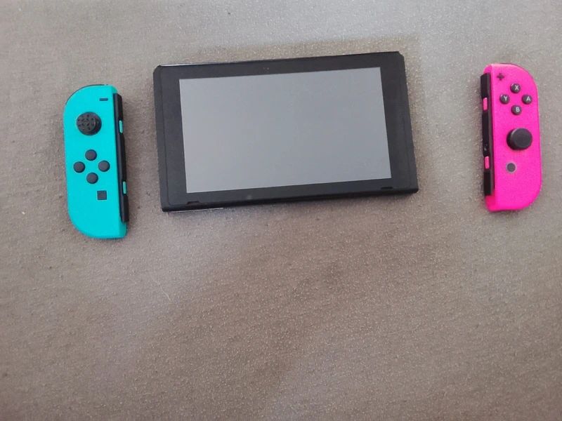 Nintendo Switch + Acessórios e Controler Pro, 3 Jogos e Caixa de Transporte