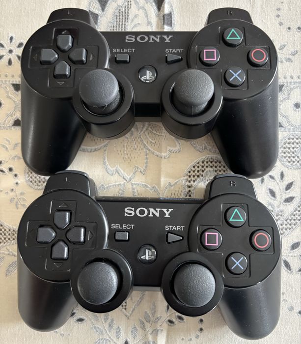 Playstation 3 com comandos, jogos e componentes