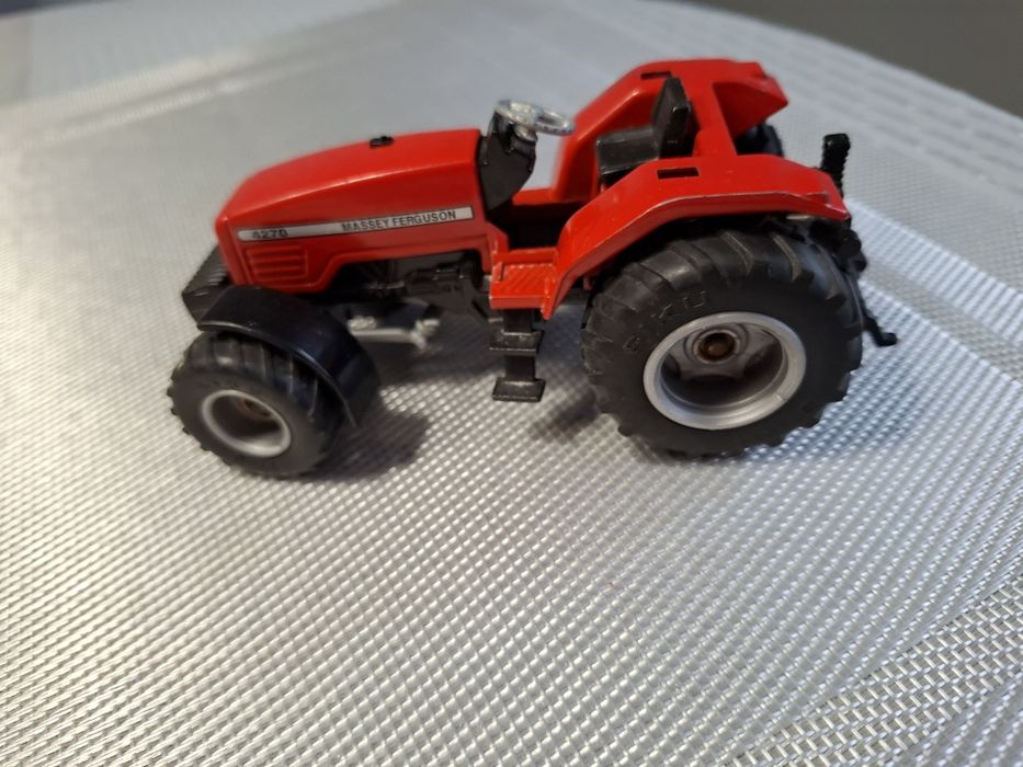 Model Traktor skala 1:39