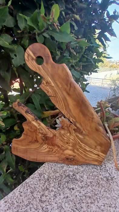 Tabua rustica em oliveira com características naturais