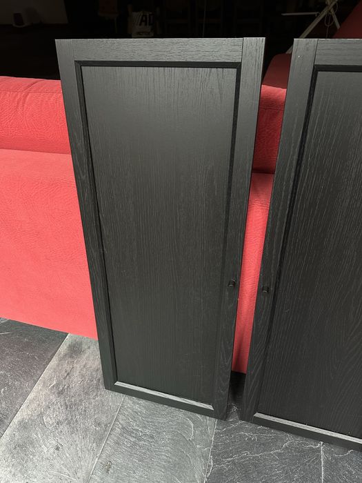Armário preto com portas por aplicar