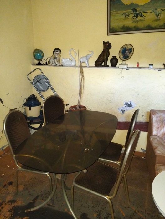 Mesa de vidro e cadeiras