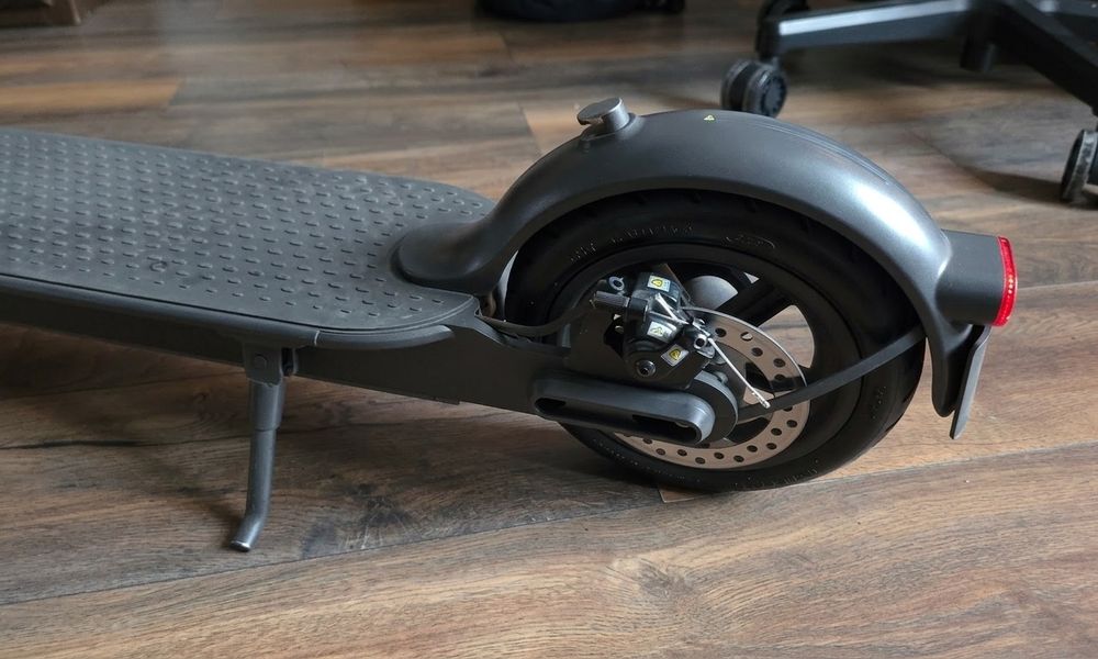 Продам електросамокат Xiaomi Mi Electric Scooter Pro 2 + зарядки і покришка