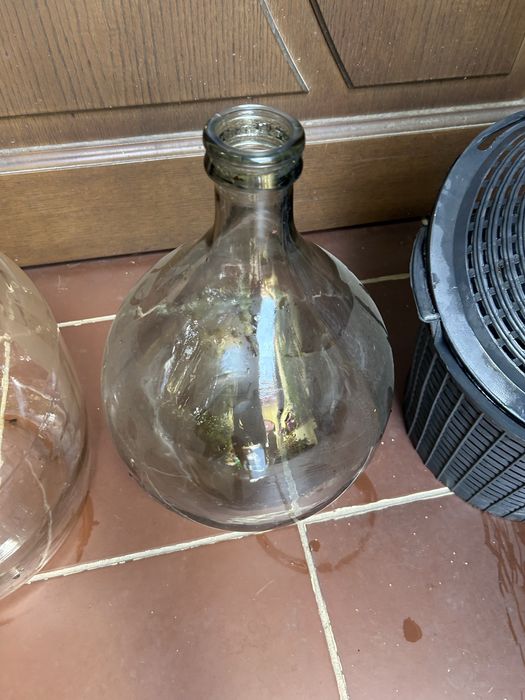Dwa dymiony gąsiary na wino