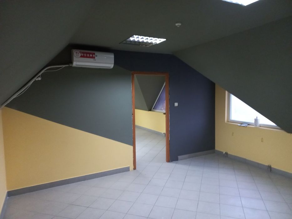 Трьохповерхова комерційна будівля, просторі  зали для торгівлі