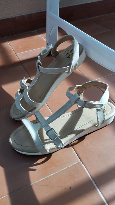 Sandálias Brancas Fungi tamanho 34