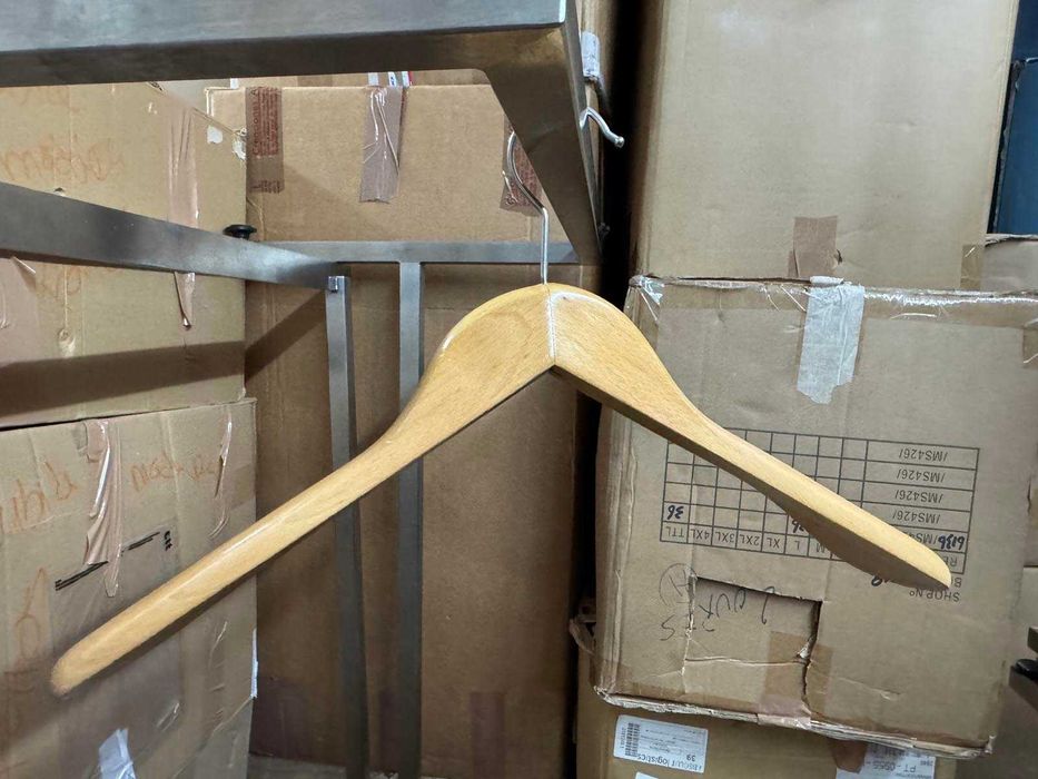 Cabides de madeira, de metal e mistos