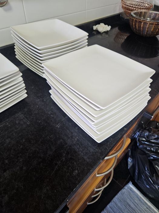 Conjunto de pratos de jantar, sobremesa e sopa