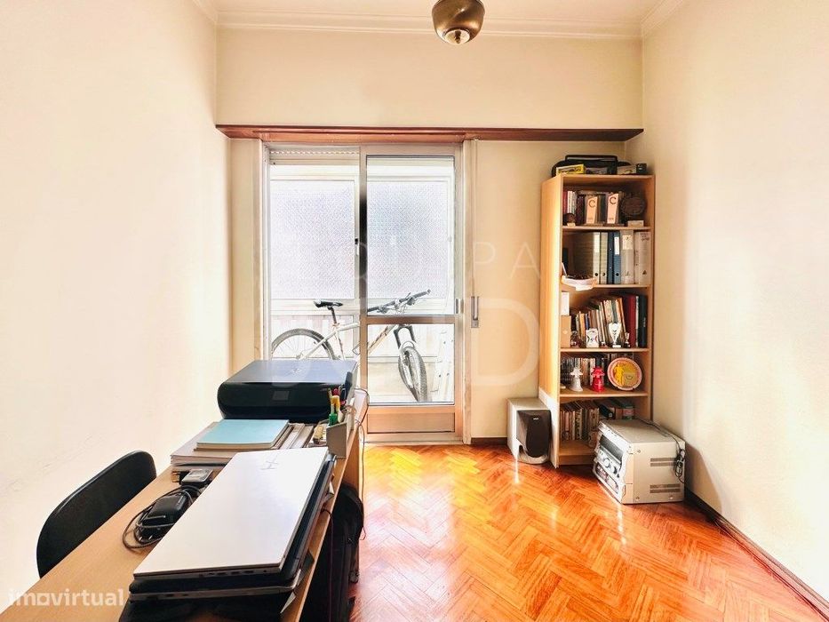 Apartamento T2 Renovado com Varanda e Elevador | Entrecampos, Lisboa
