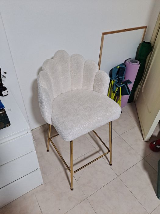 Cadeira branca e dourada