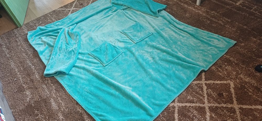 Плед з рукавами і карманами