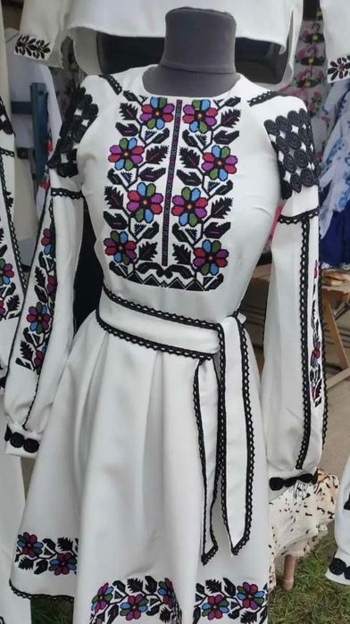 Вишита     сукня