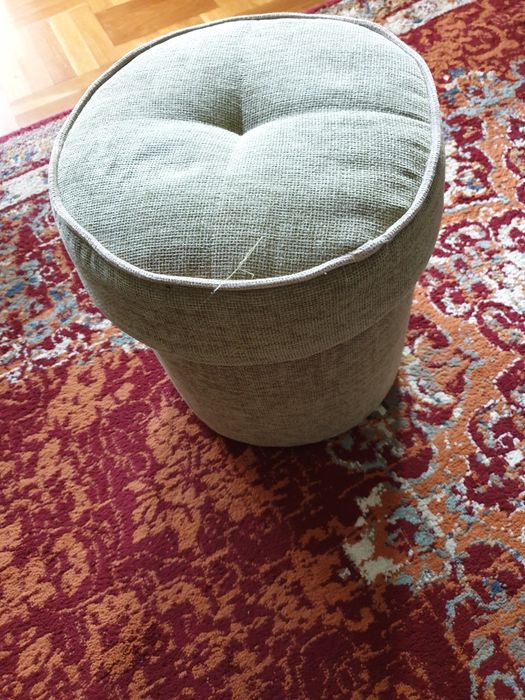 Używana pufa w oliwkowym kolorze z pojemnikiem