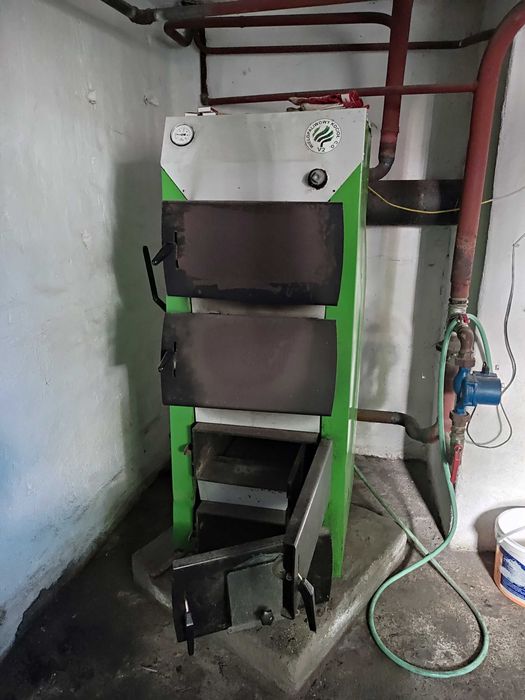 Duży dom z lat 70 tych, oddalony od głównej drogi, do zamieszkania.