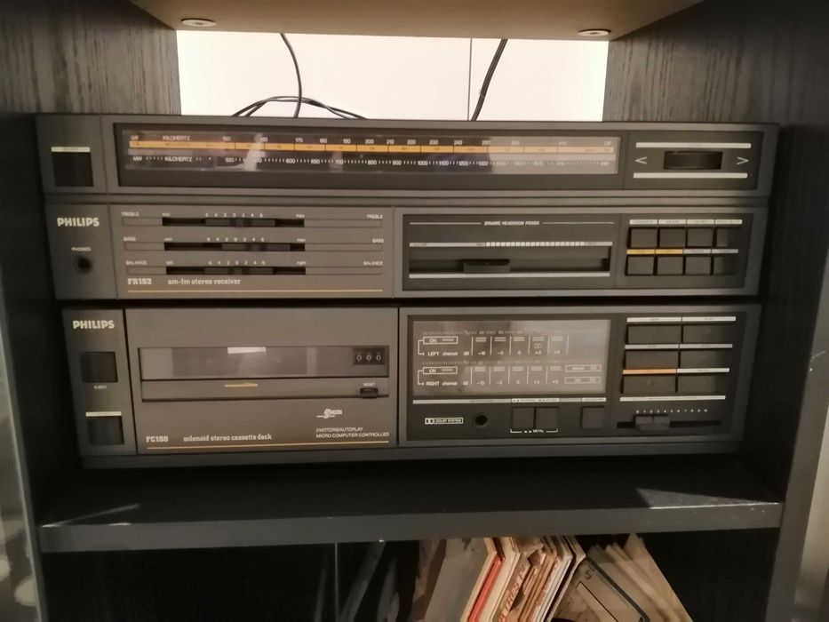 Aparelhagem gira discos marca Philips e duas colunas com movel