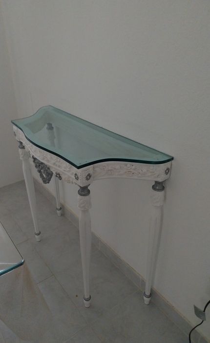 Mesa estilo credencia com tampo em vidro