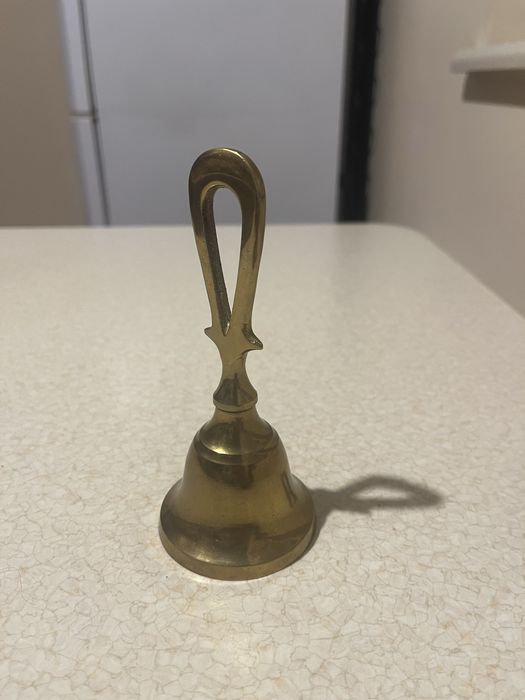 Mosiężny dzwonek z rączką 14 cm wysokości