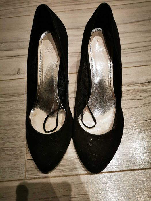Czarne buty na obcasie
