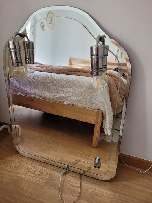 Espelho vintage com iluminação