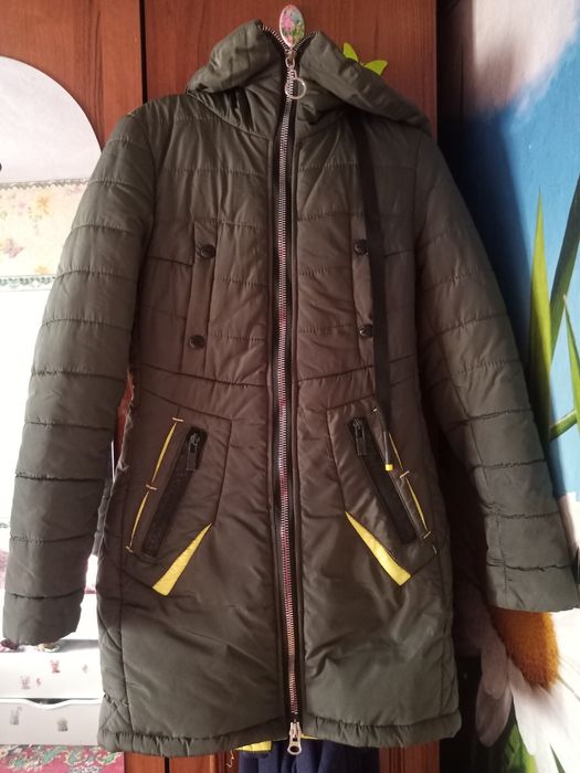 Куртка жіноча зимова 42 р(хакі)