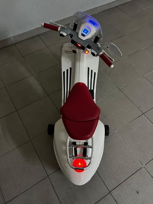 Mota eletrica vespa (semi nova para criança)