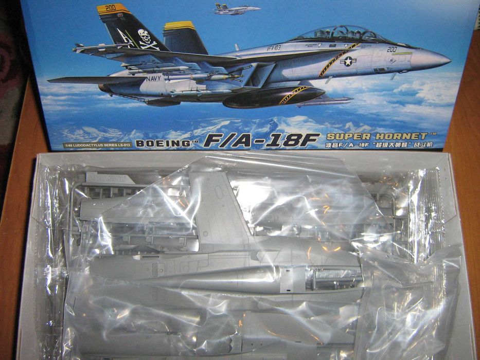 Модель самолёта F/A-18F Super Hornet MENG LS-013 1/48