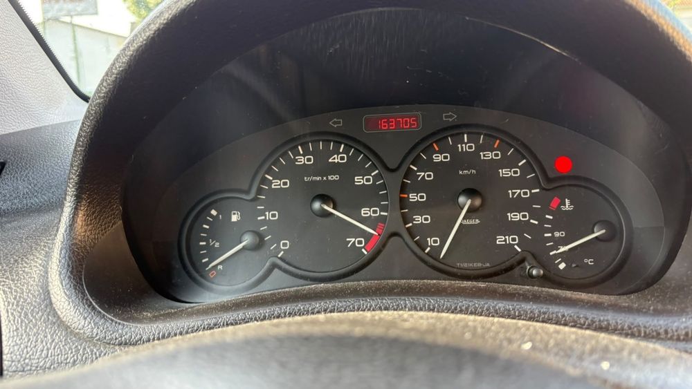 Peugeot 206  163.000 km  5 lugares.