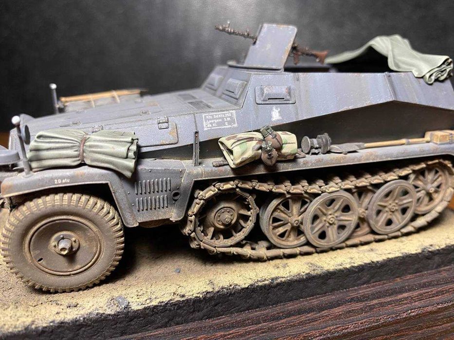 Niemiecki pojazd Sd.Kfz. 250/1 w skali 1:35.