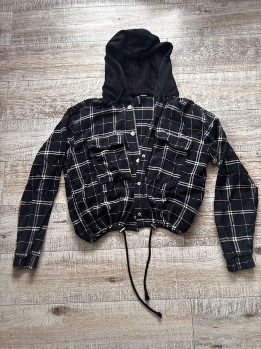 Kurtka w kratke z kapturem