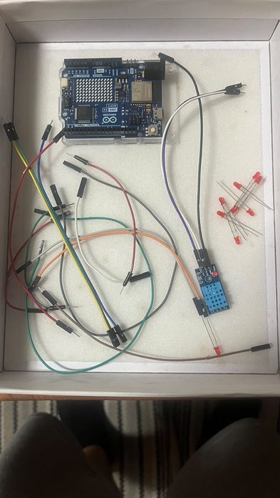 Arduino UNO R4 WiFi Original + Sensor DHT11 + Cabos Jumper e LEDs