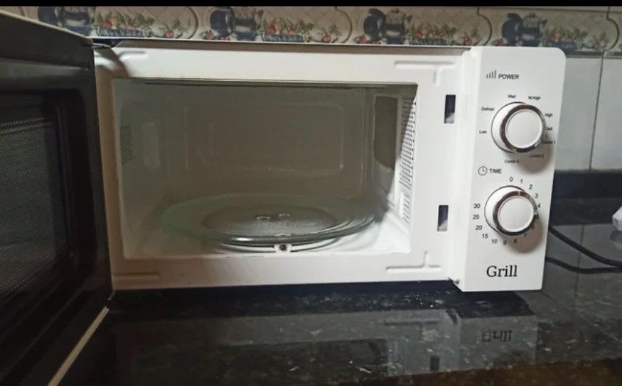 Microondas Orbegozo 20l com Grill MIG2130 em branco.