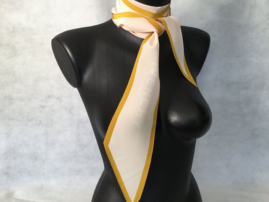 Foulard Givenchy Paris