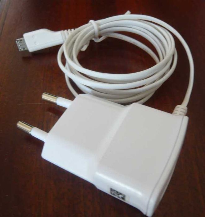 Samsung 5V ; 0,7A ; micro usb.