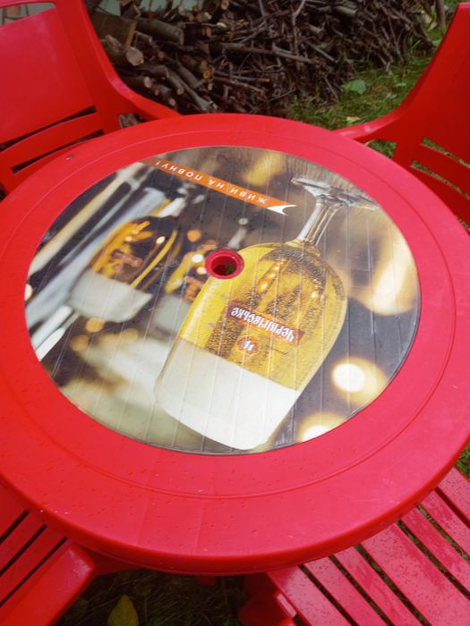 Стол пласмасовий   без стульїв