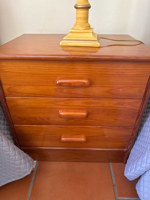 Mobília quarto (2 camas solteiro + 1 mesa de cabeceira), em pinho