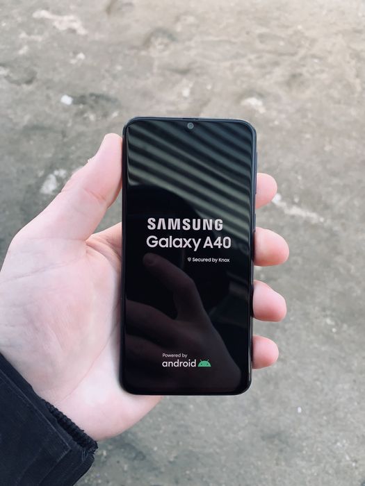 Продам Samsung a40 4/64 в идеальном состоянии