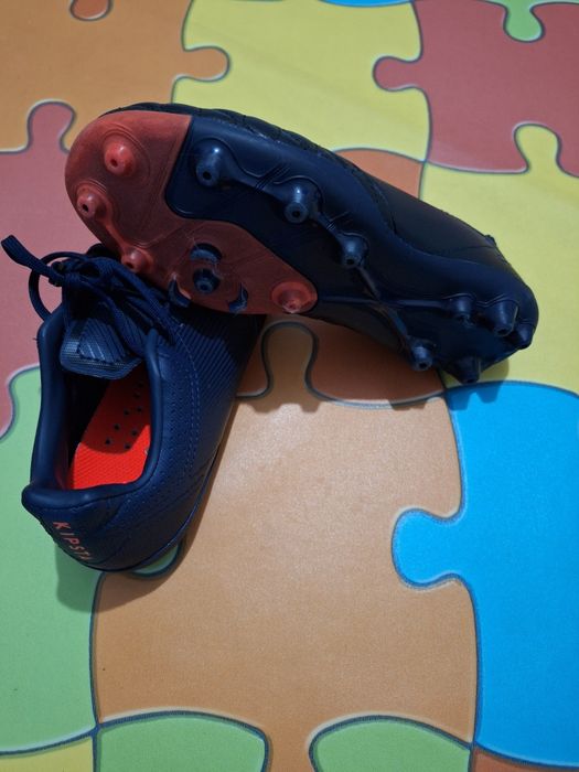 Chuteira com cravos Kipsta número 35 /22cm