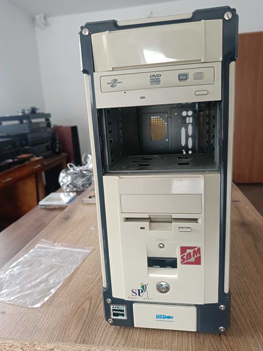 obudowa komputera retro wraz z zasilaczem Cd-rom i Fdd