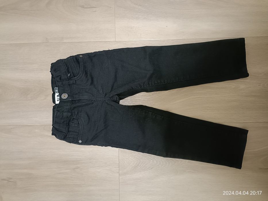 Czarne jeansy chłopięce 98/104