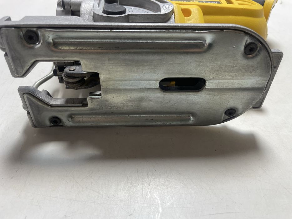 Акумуляторний лобзик DeWalt DCS331