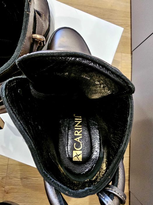 Buty na koturnie Carinii zloty ciemny