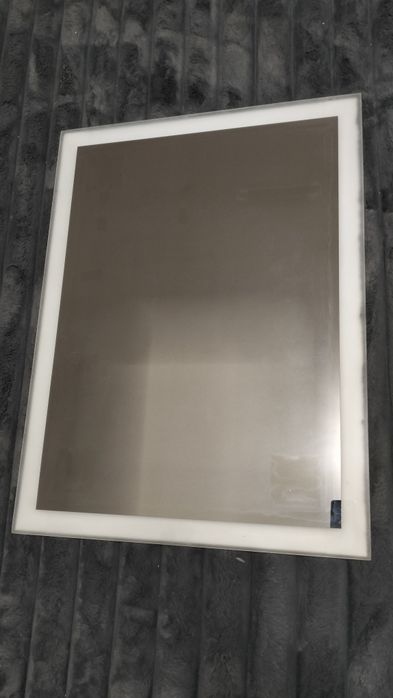 Lustro z podświetleniem LED.