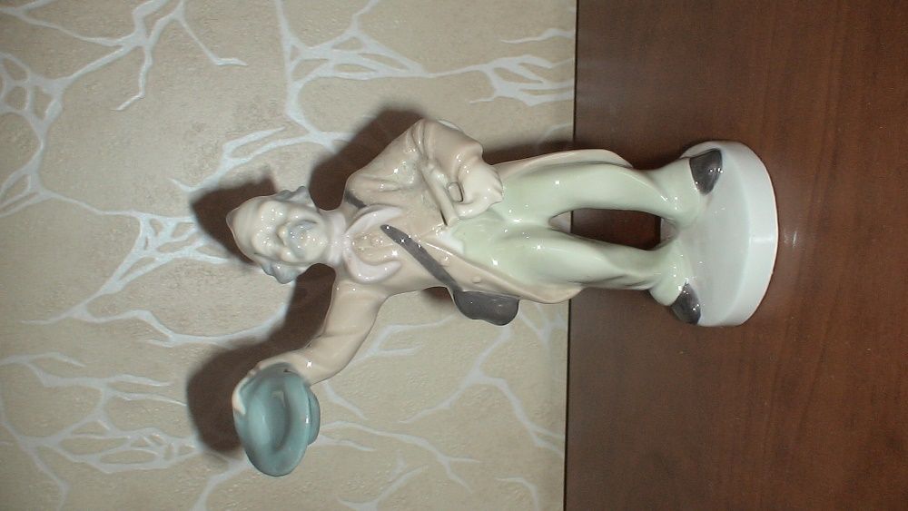 Редкая фарфоровая статуэтка Германия клеймо под реставрацию