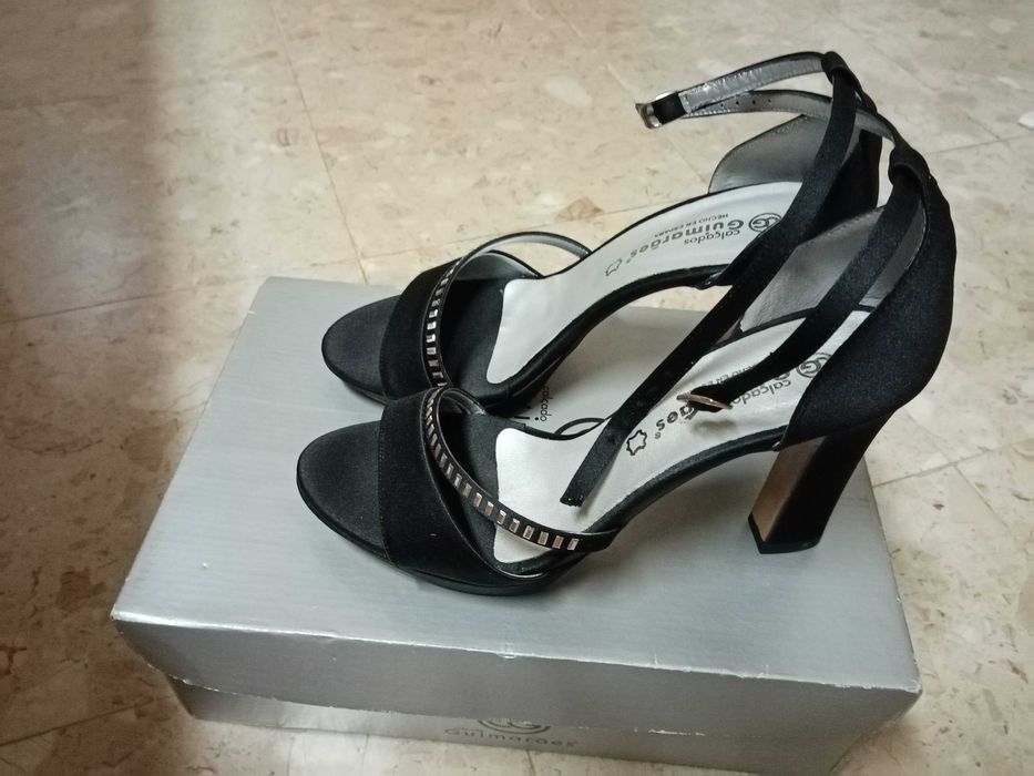 Sandálias em camurça, com tira de brilhantes.