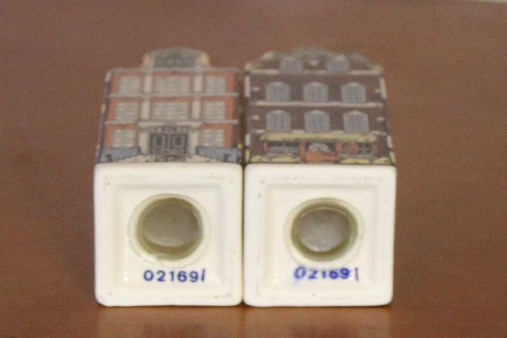 Saleiro e pimenteiro de cerâmica vintage em forma de casas holandesas.