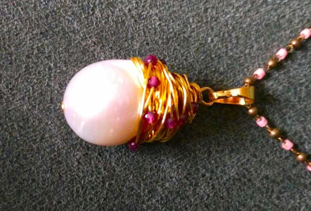 Pendente Aço Dourado c/ Perola e Contas Rosas NOVO - c/ Oferta Colar