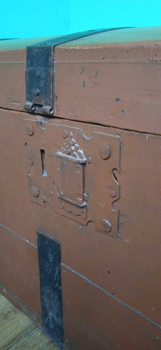 Сундук деревянный с кованой фурнитурой старинный