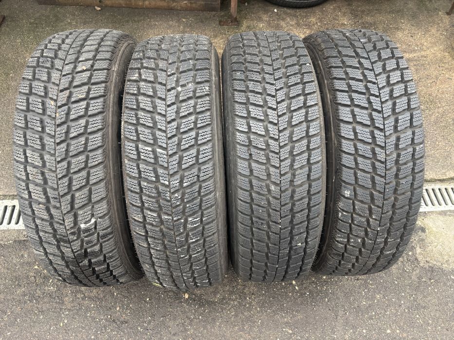 Zimowe opony  215/70/16 Nexen