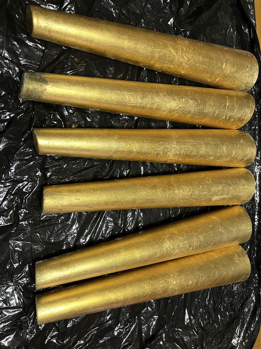 Pes de estante dourados